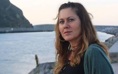 Olatz Zugastik 'Lur naroetara' single berria kaleratu du