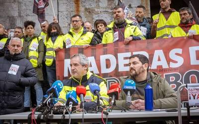 Kaleratutako langile guztiak "berehala berronartu ditzala" exijitu diote Maderas de Llodioko langileek zuzendaritzari