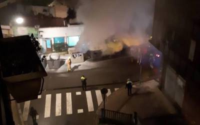 Edukiontzi batek su hartu du Laudioko Motxotekale bidean