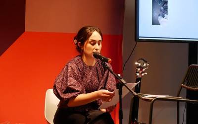 Poesiarekin jantzi du Sara Uribe-Etxeberriak Emakumeon Etxea