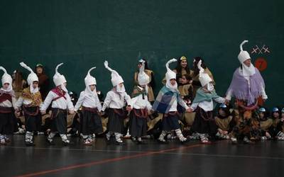 Inauterietako astearteak ehunka lagun atera ditu kalera Amurrion