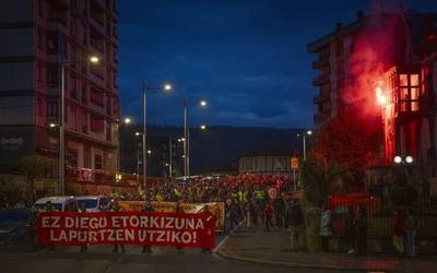 Aiaraldeko etorkizunaren aldeko aldarri ozena plazaratu dute milaka lagunek