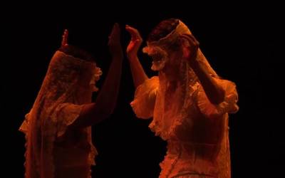 'Amimona' dantza-performanceak iraganeko oihartzunak ekarri ditu Aretxabaletara