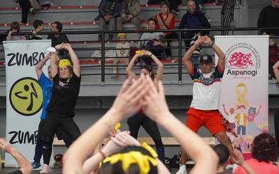 Berrehun lagunetik gora aritu dira dantzan minbizidun "piraten eta kapitainen" alde