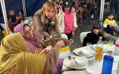 Mahaiak bete egin dira komunitate musulmanari ikusgarritasuna emateko egindako Iftar afarian