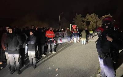 Autobusean eta oihu eta txistu artean sartu da Tubos Reunidoseko zuzendaritza 301 kaleratze egiteko espedientearen hirugarren bilerara