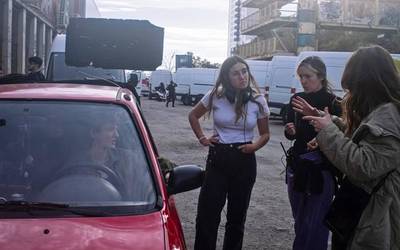 'Lehen aldiz' fikziozko miniseriaren filmaketa lanak hasi ditu Jone Arriola zinegileak