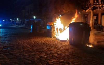 Asteburuan hamahiru zabor edukiontzi erre izana gaitzetsi du udalak