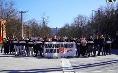 Ehunka pertsonak arbuiatu dute Voxen ekitaldia Ertzaintzak hartutako unibertsitatean