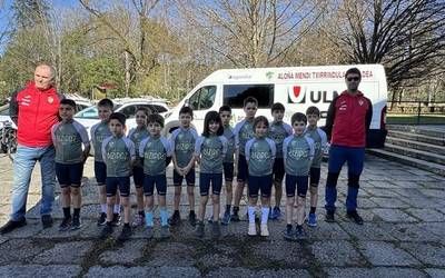 Aloña Mendiko txirrindularitza sailak taldeak aurkeztu ditu