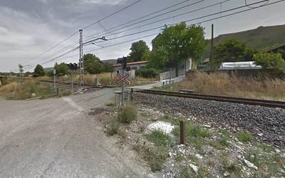 Gizon bat hil da Aprikanon, trenak harrapatuta