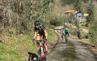 Txirrindulari gazteek kronoigoera proba gogorra izan zuten larunbatean Laudion