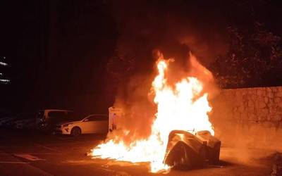 Azkoitiko PSE-EEk irmoki gaitzetsi du hamahiru edukiontzi erre izana