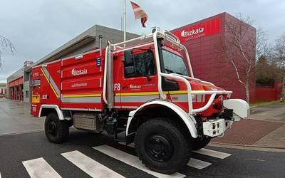 Derioko suhiltzaileen parkeak autoponpa kamioi berria dauka