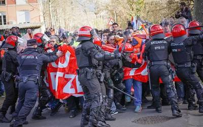 Ertzaintzaren polizia-lerroa gainditu eta Garapen Industrialaren bilera atarira eraman dute protesta Tubos Reunidos eta Maderas de Llodioko langileek