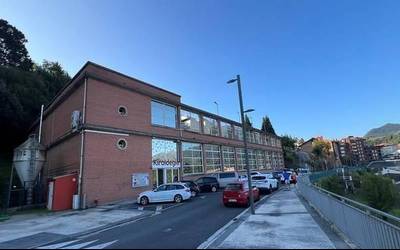 Debako kiroldegiak hainbat konponketa-lan hasi ditu erabiltzaileen erosotasuna bermatzeko