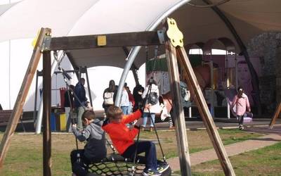 Gurasoak bidea euskaraz egitera gonbidatu dituzte