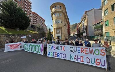 Medikuen greba gogoan izan dute 24/7 Plataformakoek anbulatorio aurrean egin duten elkarretaratzean