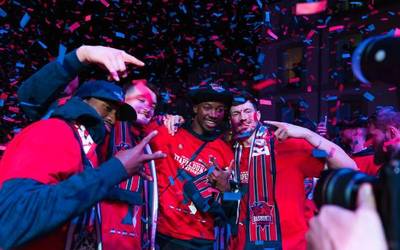 Baskoniako Kurucs jokalariari txistu egin zioten ospakizunean eta taldearen babesa jaso du