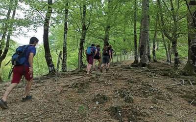 Mendi ibilbideak markatzeko auzolana eginen dute Etxalarren