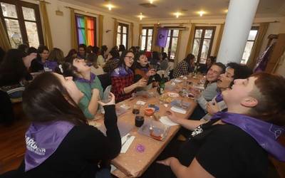 Salgai daude Martxoak 8 eguneko bazkarirako txartelak