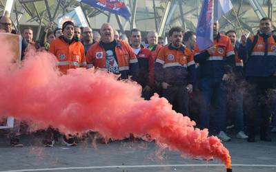 Tubos Reunidoseko langileek Bilboko erdigunera eraman dute kaleratzeen kontrako protesta