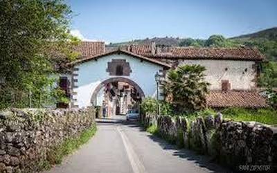 Igandean bi argitalpenen aurkezpena eta Eñaut Elorrietaren kontzertua izanen dira Amaiurren