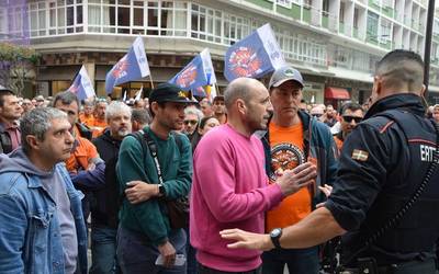Tubos Reunidoseko bulego nagusietan berretsi dute sindikatuek ez dutela kaleratzerik negoziatuko