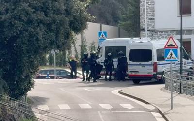 Tiroketa baten ondorioz pertsona bat larri zaurituta eraman dute ospitalera