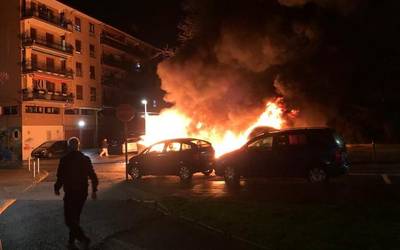 Lau edukiontzi erre dituzte Eskoriatzan, eta kalteak eragin bi autotan