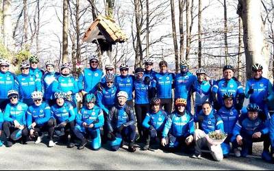 "Aspaldiko jendetzarik handiena" Arlabanen, zikloturisten denboraldiari ekiteko