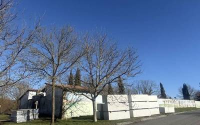 Hilerrian hobiak jartzeko lanak egiten ari dira