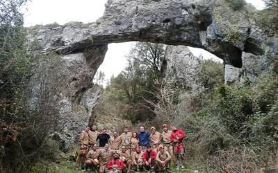 Abaro Jentilzubi koba espeleologia eginez zeharkatu dute hainbat mendizalek