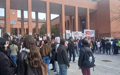 EHU hustu behar izan dute, barruan ke poteak bota dituztelako