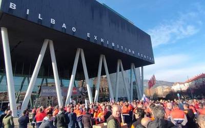 Nazioarteko Makina-Erremintaren Bienalaren inaugurazioan egon dira Tubos Reunidoseko langileen aldarrikapenak