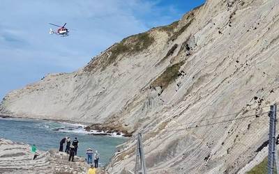Labarretan harrapatutako pertsona bat atera dute helikopteroz