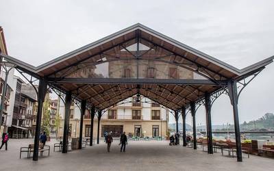 Herriko Plazako bankuak barnizatuko dituzte gaur, asteartea