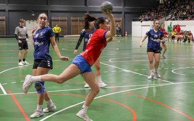 Egonkor jarraitzen du eskubaloiko senior taldeak