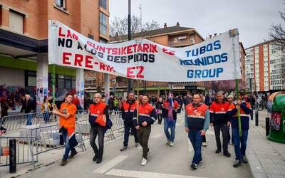 Tubos Reunidoseko langileek Martxoaren 3ko manifestazioan parte hartu dute pankarta propioarekin