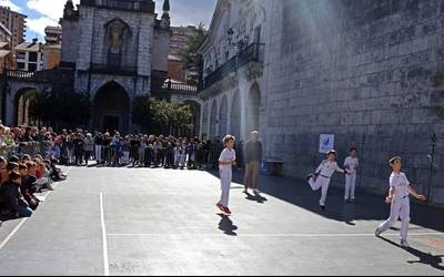 Pilotari gaztetxoz beteko da Kalegoen plaza zapatuan