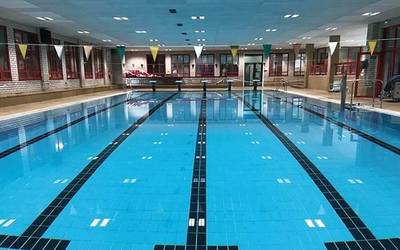 Elkarguneko igerilekua ezingo da erabili zapatu arratsaldean