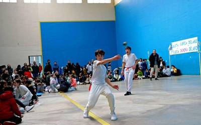 Ikastolako frontoian egingo dute zapatuan Pilota Eguna