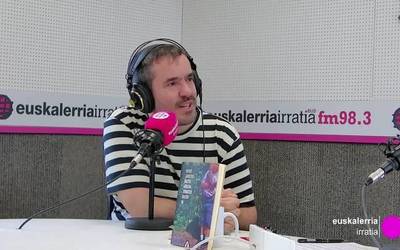 Hasier Larretxea: "Literaturak gure bizipenei hitzak jartzen lagundu gaitzake"