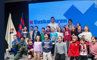 'Euskararen baloia' egitasmoaren baitan, Ipuruan izan da Elgoibar Ikastolako talde bat SD Eibarren instalazioak ikusten