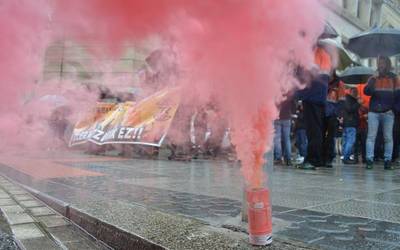 Tubos Reunidoseko langileek Sabin Etxera jo dute gaur, EAJri exijitzeko kaleratzeen kontrako jarrera har dezan