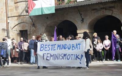 Elkarretaratzea egin dute Antzuolan "feminismotik beste mundu bat eraikitzea" aldarrikatuz