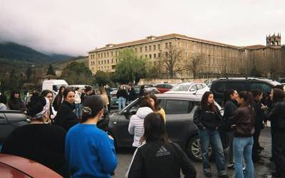 Eskualdeko kotxe karabanarekin berotu dituzte motorrak Martxoaren 8rako