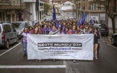 Feminismotik beste mundu bat eraikitzeko deia luzatu dute Aiaraldeko kale eta plazetatik