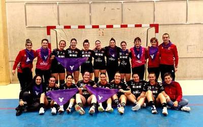 Zapi morea jantzi eta garaipena lortu du Baztango BKTko emakumeeen eskubaloi talde nagusiak