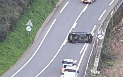 Auto bat irauli da Osintxutik Soraluzerako bidean